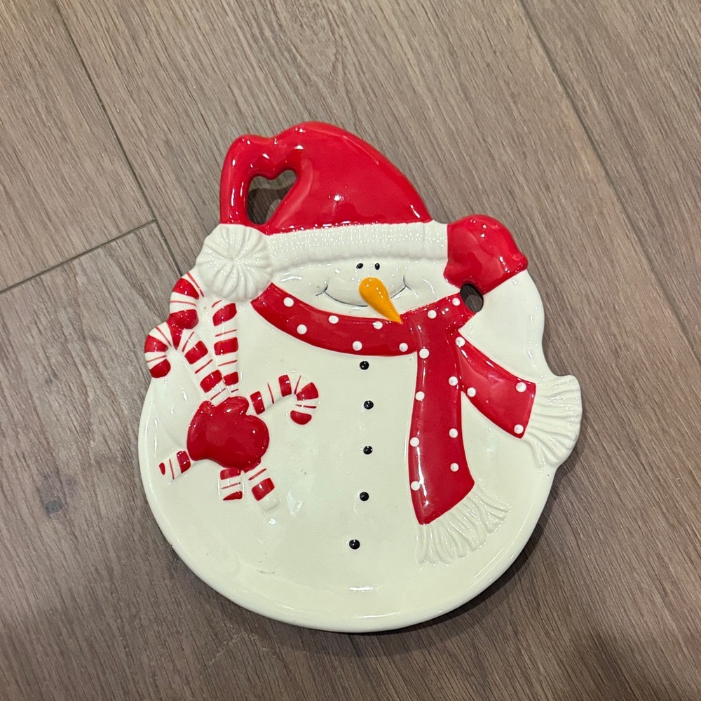 Sur La Table Red and White Snowman Plate